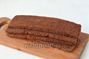 Теперь каждый корж ещё раз разрезать на 2 пласта — получится 4 пласта длиной 30 см и шириной 10 см.