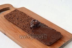 Один шоколадный корж тонко смазать шоколадным кремом (приблизительно 3 столовых ложки крема).