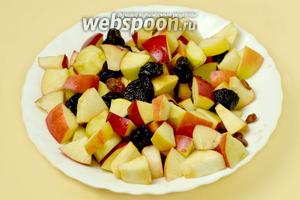 Нарезаем небольшими кусочками яблоки (3 шт.), смешиваем с вымытым черносливом (50 г) и изюмом (30 г), добавляем половину ромово-медовой смеси. Оставшуюся часть оставляем до момента запекания.