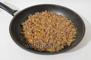 Добавляем мясной фарш и обжариваем на среднем огне до изменения цвета. Фарш периодически помешиваем и измельчаем лопаткой.