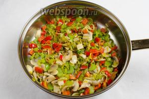 Добавить соевый соус (по вкусу). Перемешать. Готовить соте ещё в течение 10 минут, помешивая.