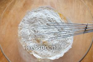 Разогрейте духовку до 200°C. Смешайте все ингредиенты, кроме масла и зелени, в однородное жидкое тесто.