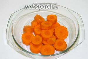 Морковь мою под проточной водой, очищаю и нарезаю крупными кружочками. Морковь бланширую. Заливаю кипятком и варю 2 минуты. Отвар сливаю, оставляю 50 мл для приготовления сиропа.