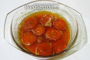 Увариваю морковь на медленном огне. Морковь становится прозрачной, и сироп густой, как мёд. Когда морковь достаточно уварится, выключаю огонь.