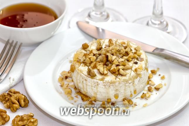 Фото Запечённый сыр Бри с грецкими орехами и мёдом