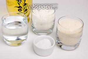 Для приготовления теста понадобится мука пшеничная, манка, тёплая вода, соль и оливковое масло.