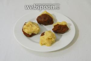 У нас получилось тесто двух цветов. От каждого теста отщипываем по кусочку (приблизительно по чайной ложке, можно меньше) и слепливаем их вместе.