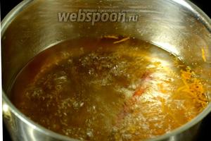 Соединяем в кастрюльке ром, сахар, воду, кладём палочку корицы, звёздочку аниса и доводим до кипения.