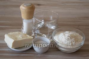 Для начала приготовим тесто. Для этого потребуется мука, сахар, масло сливочное охлажденное, соль и вода холодная 3-4 столовых ложки.