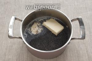 В кастрюльке соединить молоко с маком, манной крупой, 100 г сливочного масла, 150 г сахара, ванильным сахаром.