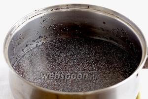 Мак промыть, воду слить. Залить чистой водой и поставить на огонь, довести до кипения и дать покипеть 5 минут. Затем накрыть крышкой и дать маку набухнуть.