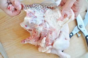 Поворачивая тушку, ножом для филе отрезаем мясо от скелета, и снимаем мякоть с кожей как чулок.