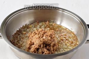 Пропустить отжатые грибы через мясорубку и добавить к луку (грибной отвар сохранить). Готовить всё вместе 3-4 минуты, помешивая.