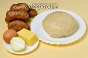 Для приготовления пирога нам понадобится приготовленное заранее «холодным» способом дрожжевое тесто (из общего количества нужно всего 600 г), картофель, сыр, половинка луковицы, масло сливочное, яйцо для смазывания, соль и перец.