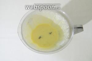 В самом конце солим по вкусу и проверяем соус на остроту. Если для вас слишком остро, добавляем кусочек картофеля и взбиваем в блендере. И так корректируем остроту по вкусу.