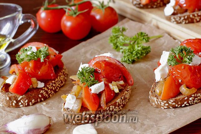 Фото Брускетта с перцем, помидорами и соусом песто
