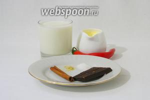 Для приготовления горячего шоколада с перцем чили возьмём молоко, сливки, свежий перец чили, шоколад чёрный, корицу, имбирь молотый, ванильный сахар.