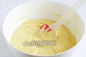 Смешивайте аккуратно, снизу вверх, стараясь не растирать тесто, чтобы не потерять пузырьки воздуха. Тесто получается пышным.