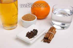 Для приготовления понадобится яблочный сок, вода, апельсин, коричневый сахар, гвоздика, перец и корица.
