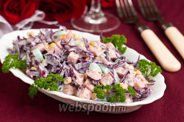 Фото Салат из краснокочанной капусты с кукурузой