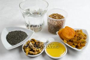 Чтобы приготовить кутью в мультиварке, необходимо взять: зёрна пшеницы 1 мультистакан, воду 2,5 мультистакана, орехи грецкие, мёд, изюм светлый, курагу (факультативно).