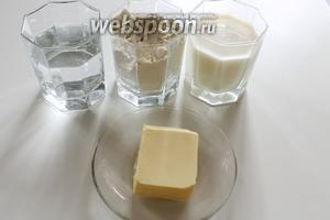 Для приготовления слоёных лепёшек нам понадобятся мука, молоко, вода, щепотка соли и масло для смазки слоёв теста.