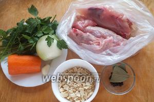 Подготовьте необходимые ингредиенты для бульона: свежую курицу, морковь, лук, чеснок, перец горошком, лавровый лист, соль, зелень и готовую смесь сухих кореньев для супа.