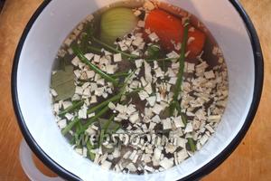 Я, обычно, сливаю первый бульон с курицы. Затем курицу нужно сполоснуть, положить в чистую кастрюлю, добавить лук, половину моркови, коренья, специи и соль. Залить продукты примерно 2,5 литрами холодной воды, довести до кипения и варить на небольшом огне примерно 30 минут.