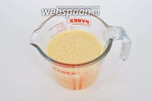 Сок из половинки лимона выжать просто рукой, если лимон пропустить через соковыжималку будет очень кисло. Добавить сахар и перемешать. Воду будем вливать перед тем как разливать по бокалам.
