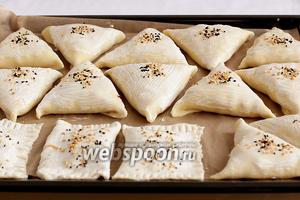 Смазать сметаной или яйцом, посыпать кунжутом и чернушкой (нигеллой). Выпекать 30 минут при 180°C. Если самса плохо поджаривается, то подержать ещё в духовке до золотистого цвета.