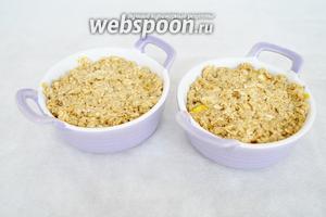 Выложить геркулесовую крошку и поставить в духовку при 190°C до зарумянивания. Примерно на 20 минут.
