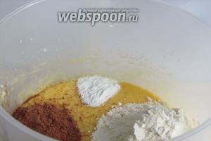 Добавить яйца, взбить миксером или блендером, затем добавить муку, какао, разрыхлитель и ещё раз взбить.