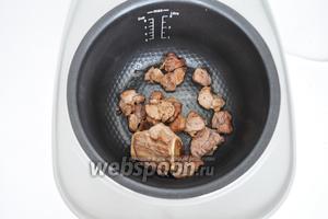 Мясо срезать с косточки и обжарить до золотистого цвета в режиме «жарение». Это примерно 15 минут.