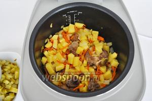 Добавить лук нарезанный и морковь, натертую на тёрке и обжарить. Затем добавить резанный картофель и жарить 5 минут.