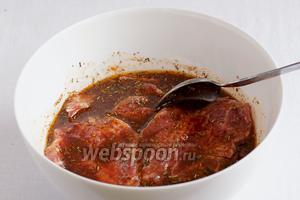 Замариновать мясо в соусе и оставить на пару часов. Знатоки советуют не оставлять мясо в маринаде более, чем на 2 часа.