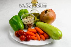 Чтобы приготовить перец с начинкой, нужно взять: перец сладкий, рис, лук, морковь, кабачок, помидоры черри, соль, перец, масло оливковое, орешки кедровые.