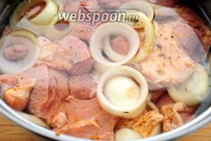 Залейте холодной сильгазированной водой, так чтобы все кусочки мяса были покрыты, добавьте сок лимона и перемешайте. Накройте крышкой и уберите в холодильник на 3-4 часа или на всю ночь.