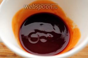В пиале смешиваем ингредиенты маринада: кетчуп, соевый соус и лимонный сок. Мы не солим курицу, так как соевый соус достаточно солёный.