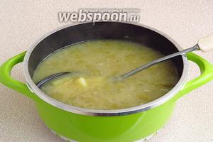 В процеженный мясной бульон добавить отвар почек, выложить картофель вместе с жидкостью, довести до кипения и поварить 5 минут.