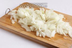 Репчатый лук нарезать тоненькой соломкой. Никаких кусочков и квадратиков. Нарезанный таким образом лук обязательно приготовится внутри и начинка получится сочной.