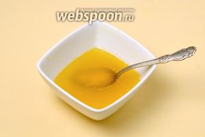 Сливаем апельсиновый сок, выделившийся при филировании, в мисочку, выжимаем туда же сок из половинки лимона, добавляем мёд и размешиваем до его растворения.