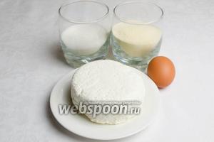 Чтобы приготовить сырники, нужно взять творог 9% жирности, манную крупу, сахар, яйца, щепотку соли.