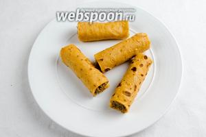 Края блинчика обрезать. Разрезать блинчик на две части. Следить, чтобы по краям начинка была плотно заполнена.