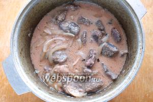 Влейте воды или бульона так, чтобы жидкость покрывала мясо на 1 см. Доведите до кипения и тушите на небольшом огне 15-20 минут. В конце попробуйте на соль. При желании можно добавить пару зубчиков измельчённого чеснока.