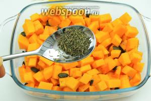 Приправим солью, перцем по вкусу и листиками тимьяна (если сухой, то порция на половину меньше). Перемешаем. Запекаем в разогретой духовке при 200°С около 20 минут.