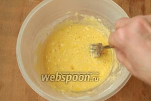 Поставить варить куриное филе или же его можно запечь в духовке или обжарить на сковороде. Заняться приготовлением блинчиков. Взбить яйца вилкой, добавить муку и пару ложек воды, немного посолить.
