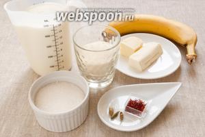 Подготовить необходимые продукты: молоко, сливочное масло, сахар, манную крупу, банан, шафран и кардамон.