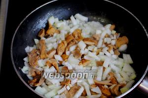 На масле потушить с нарезанным кубиками луком. Кусочки специально не очень мельчить, чтобы начинка была сочной — ведь сочность начинки — важная особенность выпечки.