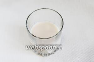 В тёплой воде развести дрожжи и сахар. Подождать, когда они начнут «шевеление» — пойдут пузырьками.