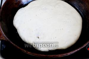 Уложить пирог на сковороду, сделать проколы вилкой, чуть смазанную маслом, сковорода должна быть не очень горячей — средней температуры, у меня первый пирог подгорел, накрывать крышкой нельзя, пока пе испечется низ.